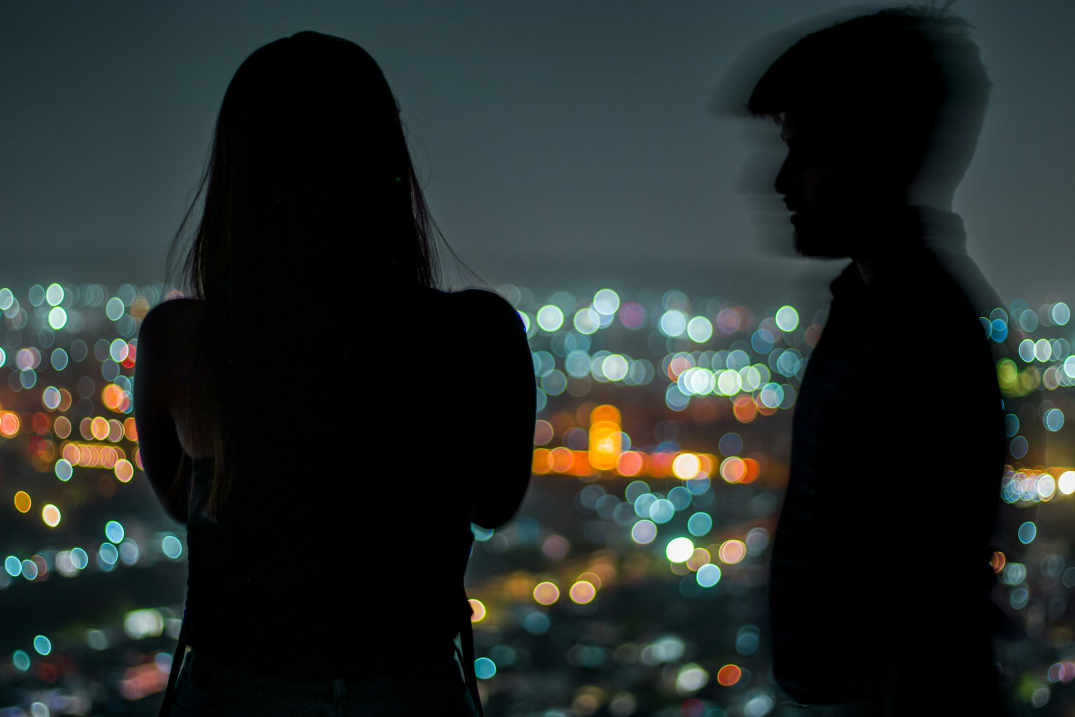 Silhouette in città di notte