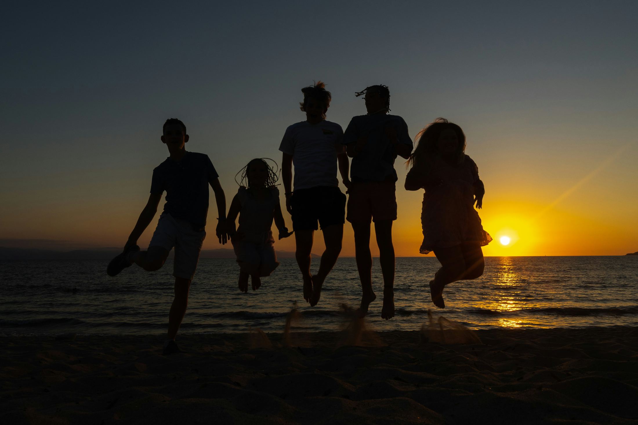 Famiglia al tramonto sulla spiaggia